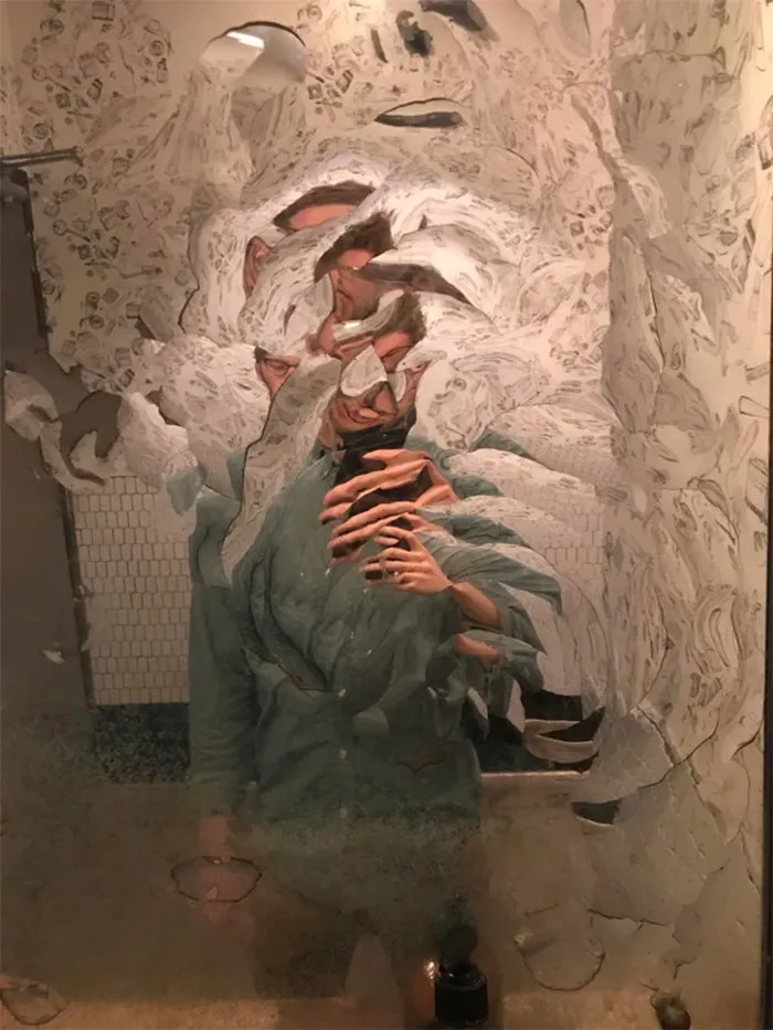 Espejo "artístico" en un restaurante elegante
