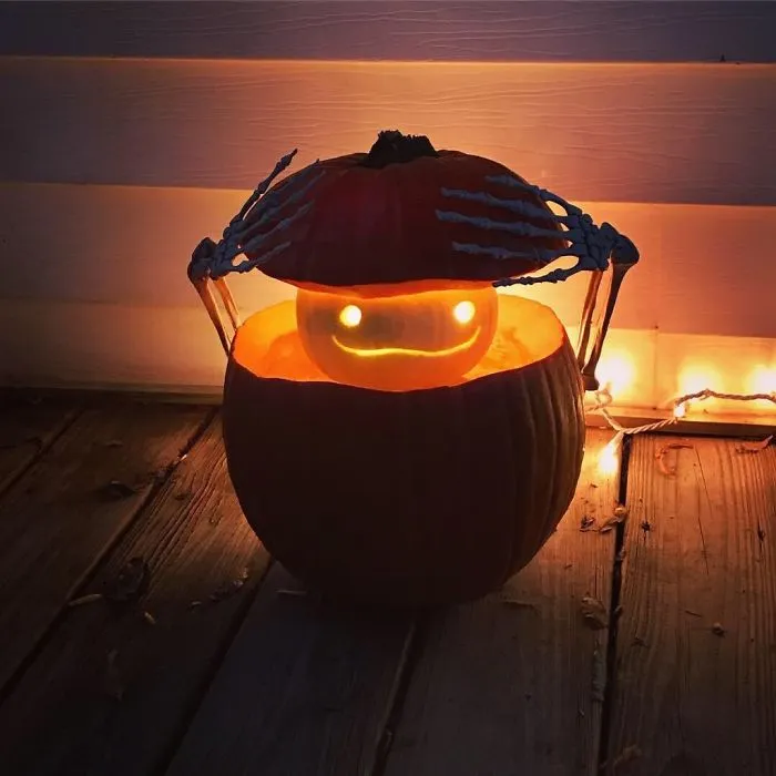 Mi hermana volvió a tallar una calabaza