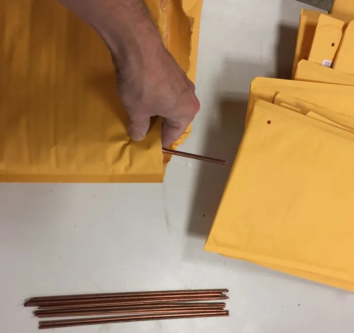 Todo Este Embalaje No Reciclable Usado Para Enviar Unos Tubos De Cobre. 20 Sobres Para 20 Piezas Cuando Todas Podrían Venir Fácilmente En Sólo Uno