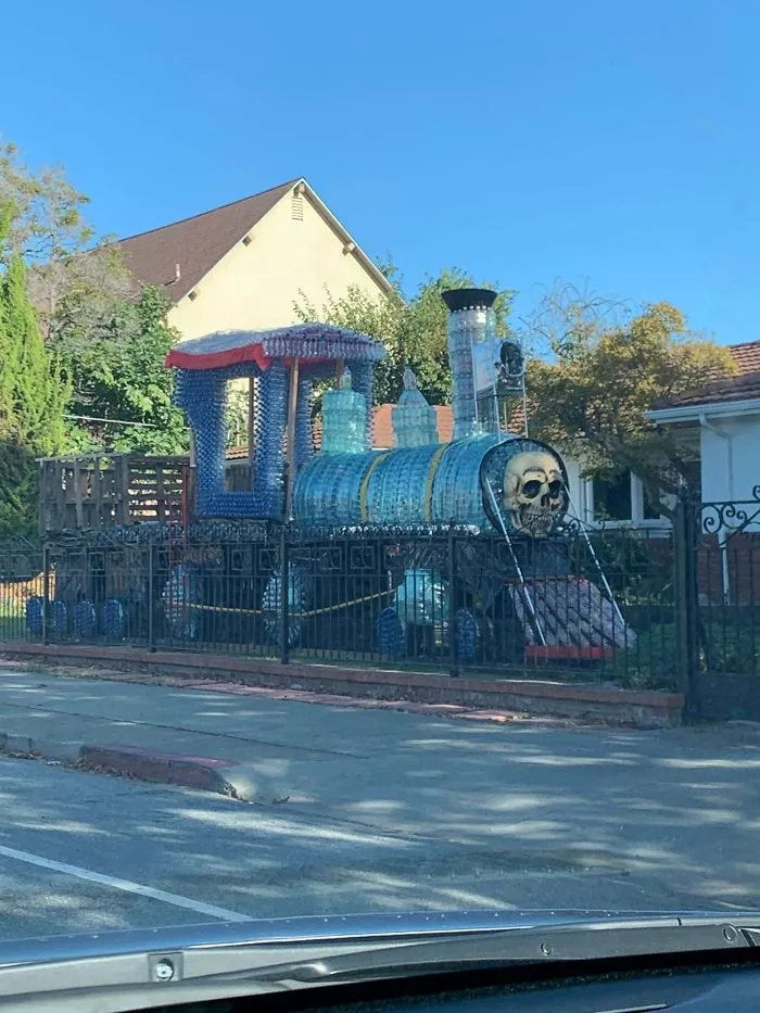 Este Tren Que Mi Vecino Está Construyendo Con Botellas De Plástico Usadas Para Halloween