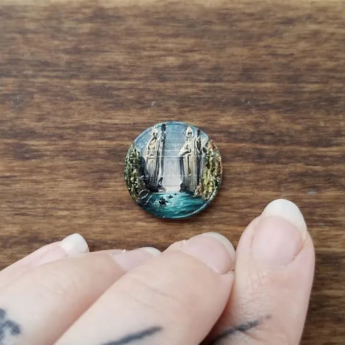 Creo diminutas pinturas al óleo sobre monedas, aquí están 30 de mis obras