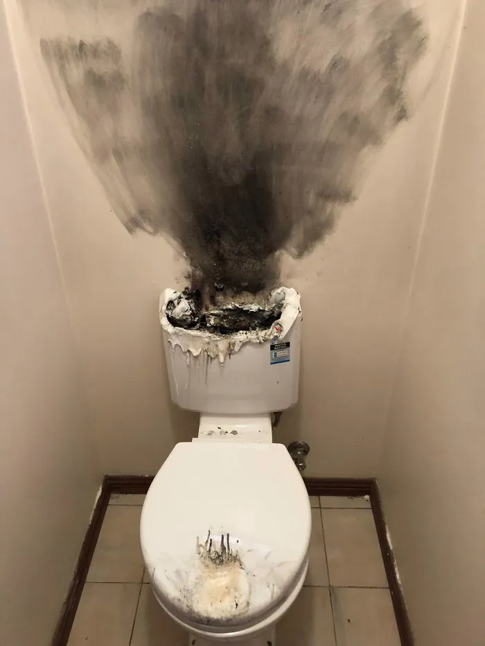 Velas Dejadas En La Cisterna Del Baño