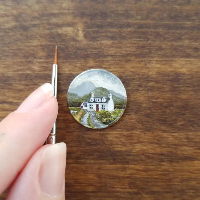 Creo diminutas pinturas al óleo sobre monedas, aquí están 30 de mis obras