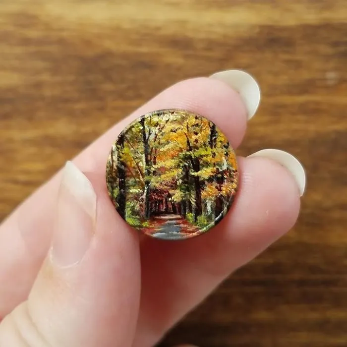 Creo diminutas pinturas al óleo sobre monedas, aquí están 30 de mis obras