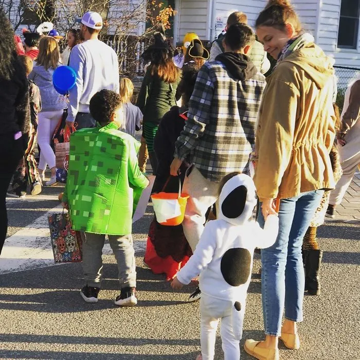 Sutton Foster And Her Daughter, Who Dressed As Snoopy
