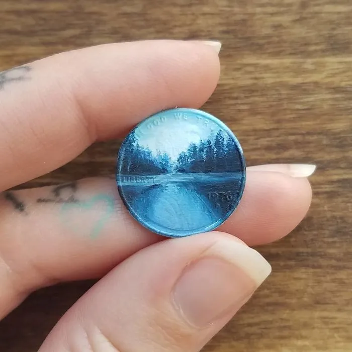 Creo diminutas pinturas al óleo sobre monedas, aquí están 30 de mis obras