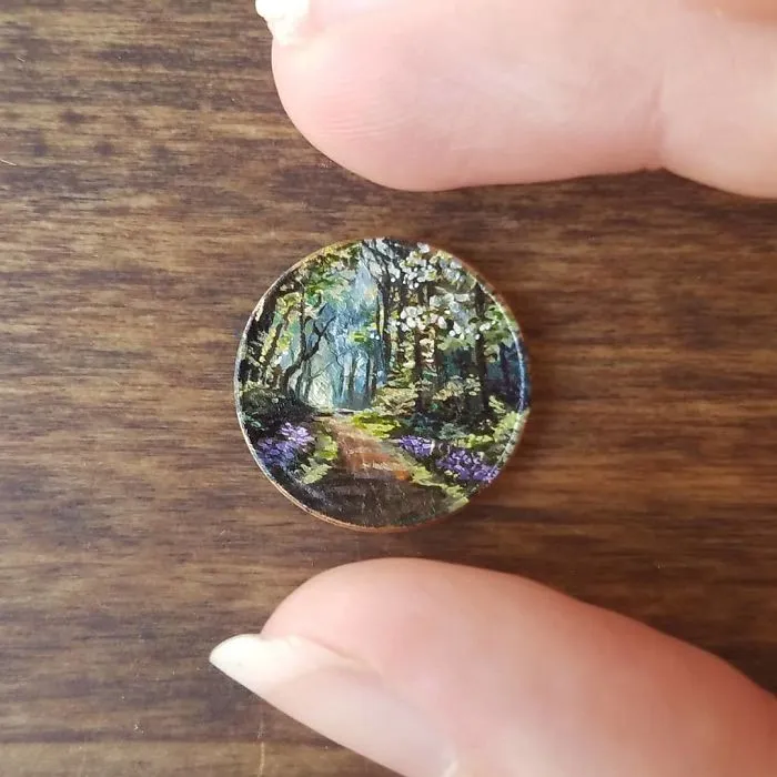 Creo diminutas pinturas al óleo sobre monedas, aquí están 30 de mis obras