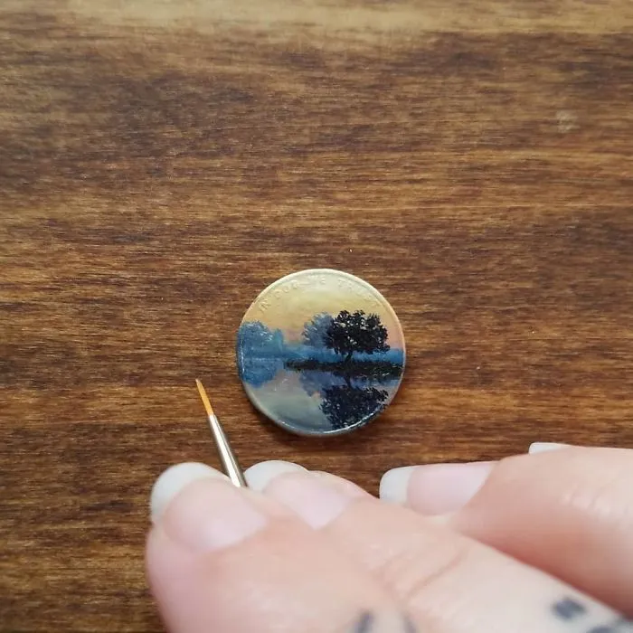 Creo diminutas pinturas al óleo sobre monedas, aquí están 30 de mis obras