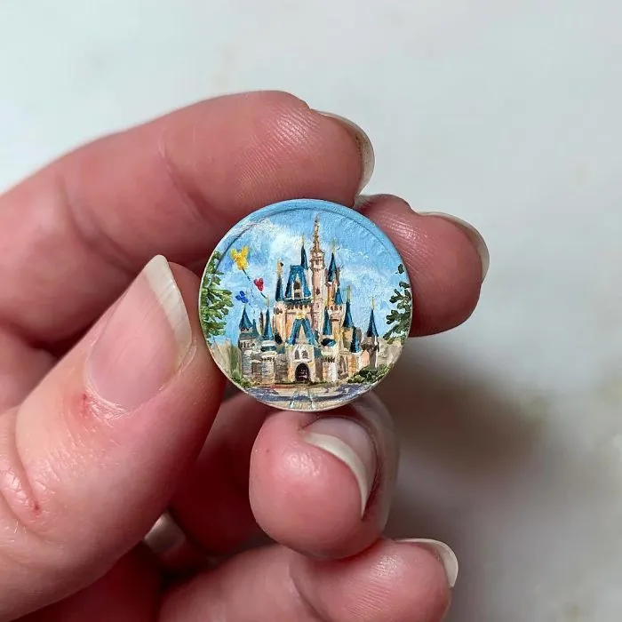 Creo diminutas pinturas al óleo sobre monedas, aquí están 30 de mis obras