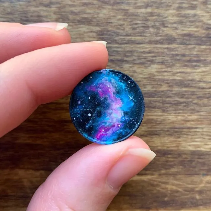 Creo diminutas pinturas al óleo sobre monedas, aquí están 30 de mis obras