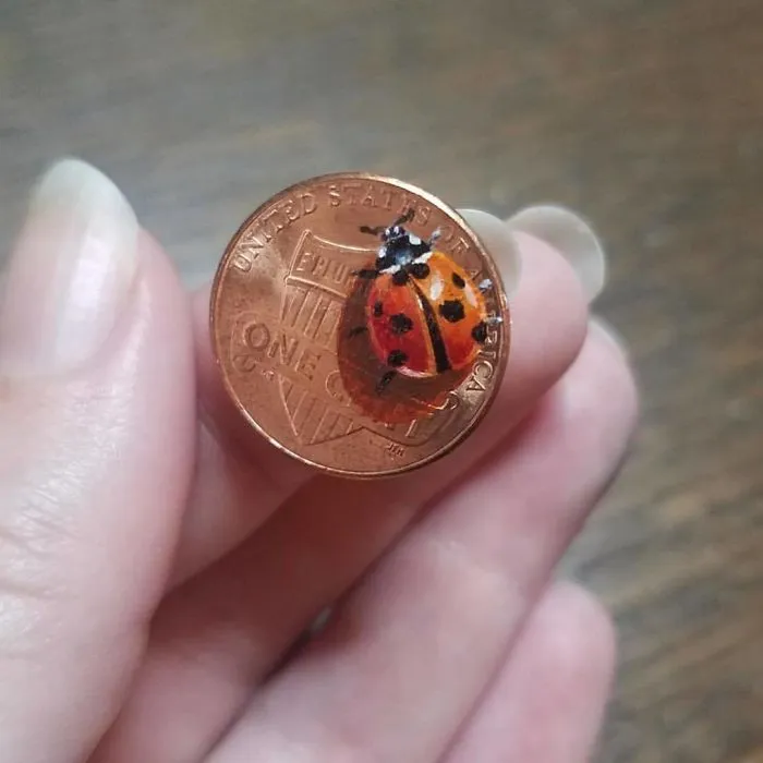 Creo diminutas pinturas al óleo sobre monedas, aquí están 30 de mis obras