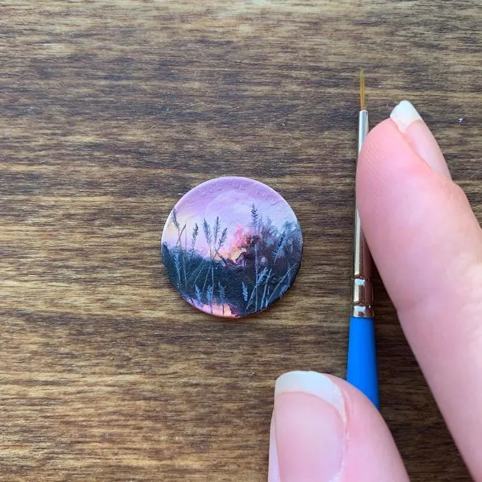 Creo diminutas pinturas al óleo sobre monedas, aquí están 30 de mis obras