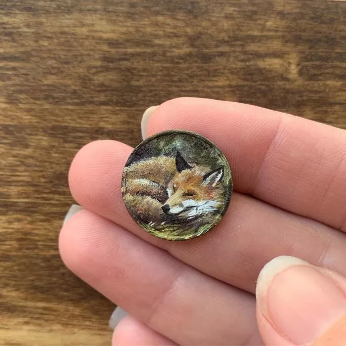 Creo diminutas pinturas al óleo sobre monedas, aquí están 30 de mis obras