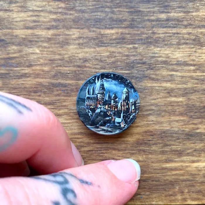 Creo diminutas pinturas al óleo sobre monedas, aquí están 30 de mis obras