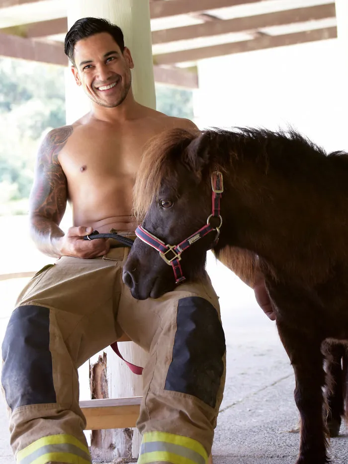 Estos bomberos australianos posan con animales para el calendario benéfico de 2020, y las fotos podrían causar incendios