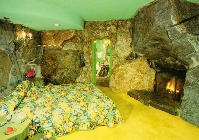 30 Times People Saw Beds With Such Threatening Auras They Just Had To Share 
