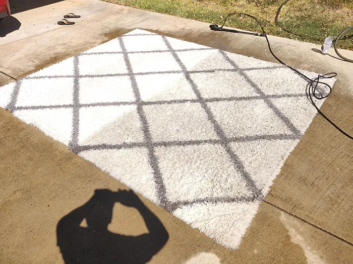 Mi esposa quería comprar una alfombra nueva para que el bebé aprendiera a gatear. En vez de eso, lavé la vieja a presión