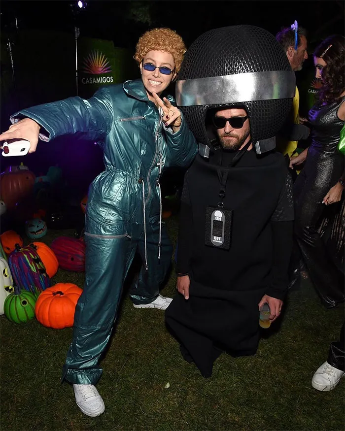 Jessica Biel Como Justin Timberlake Y Justin Timberlake Como Micrófono