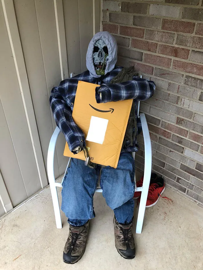 Me Desperté Con La Entrega De Un Paquete De Amazon Y La Repartidora Decidió Divertirse Con Mi Decoración De Halloween En Mi Porche