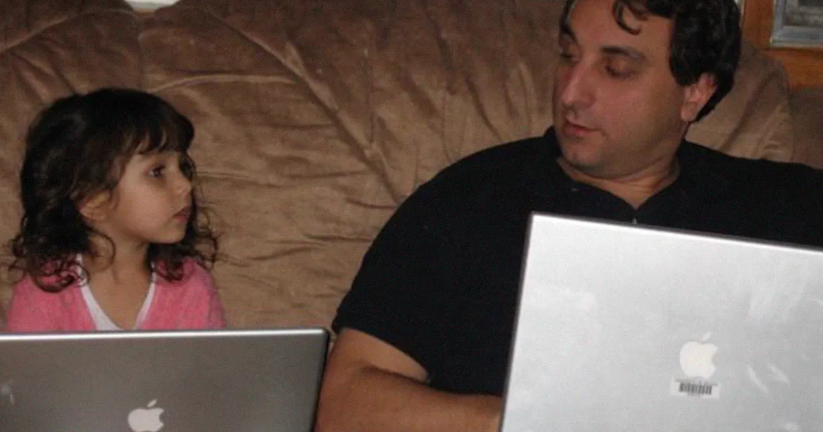Este padre lleva desde 2007 haciéndose fotos con su hija en el sofá, y cada vez tiene mejor aspecto