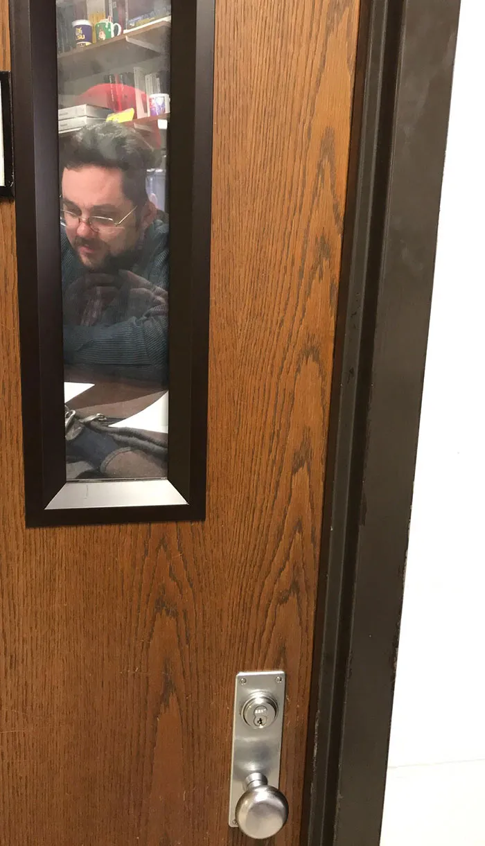 El profesor ha puesto una foto suya en la puerta, para que parezca que siempe está