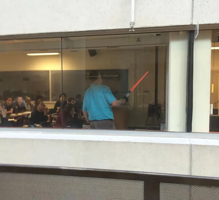 El profesor ha perdido su puntero y lleva varias clases usando esto