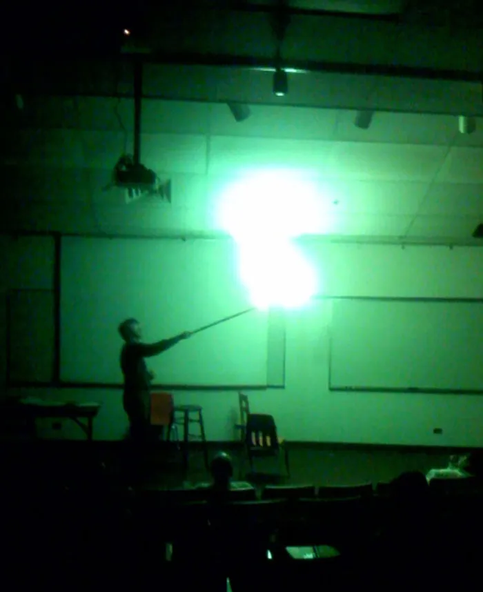 Mi profesor explotando un globo de hidrógeno, parece magia