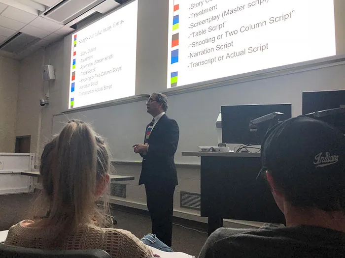 El profesor dice que se pasó 2 horas intentando que su powerpoint fuera a juego con su corbata