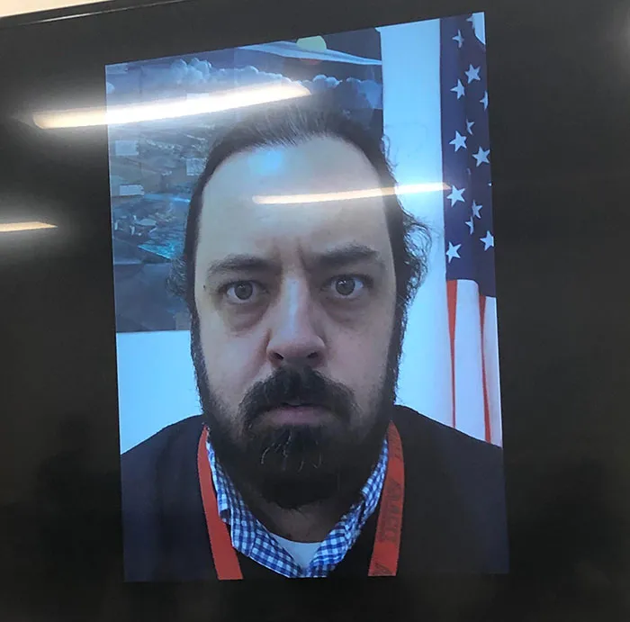 Teníamos un examen y el profesor no podía venir, así que le pidió al sustituto que pusiera esta foto suya en la pantalla