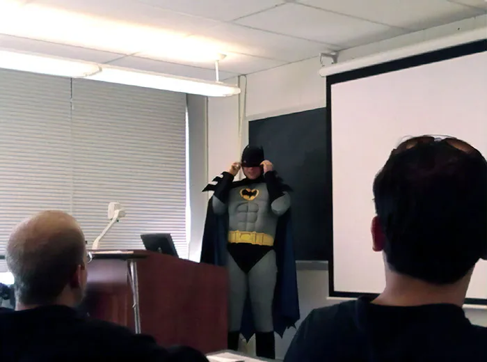 El profesor dijo que si la clase sacaba una media del 80% en el examen, se vestiría de Batman