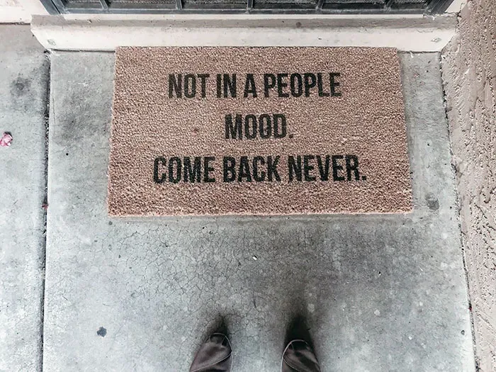 No estoy de humor para la gente. Nunca vuelvas.