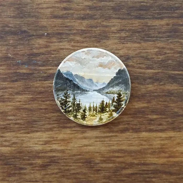 Creo diminutas pinturas al óleo sobre monedas, aquí están 30 de mis obras