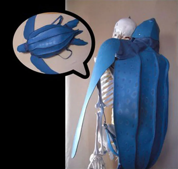 Este artista japonés crea bolsos y accesorios en forma de bichos y otras criaturas, y su aspecto es muy real (35 imágenes)