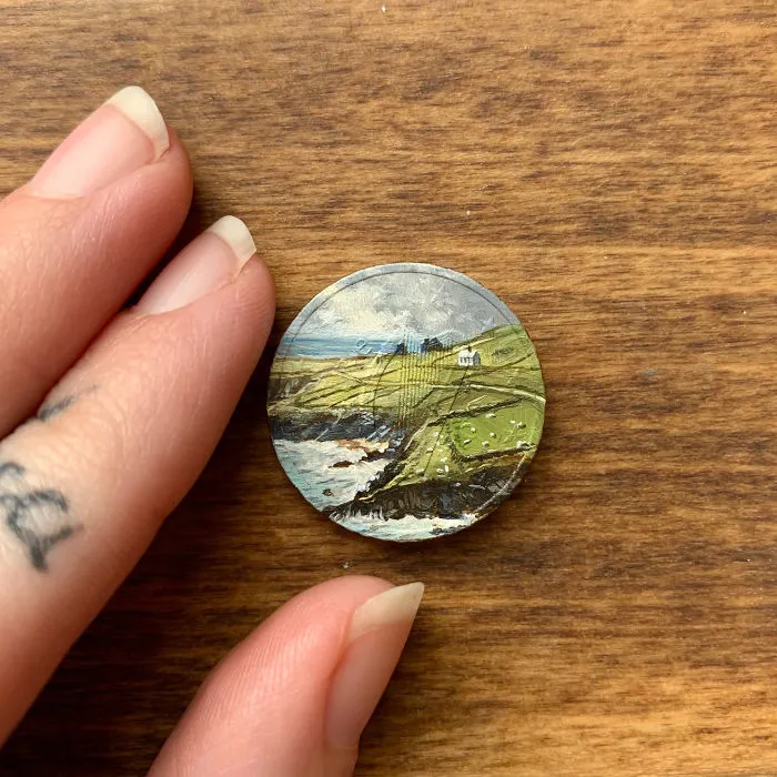 Creo diminutas pinturas al óleo sobre monedas, aquí están 30 de mis obras