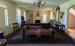 I Explored The Remains Of An Abandoned Mansion Filled With American History