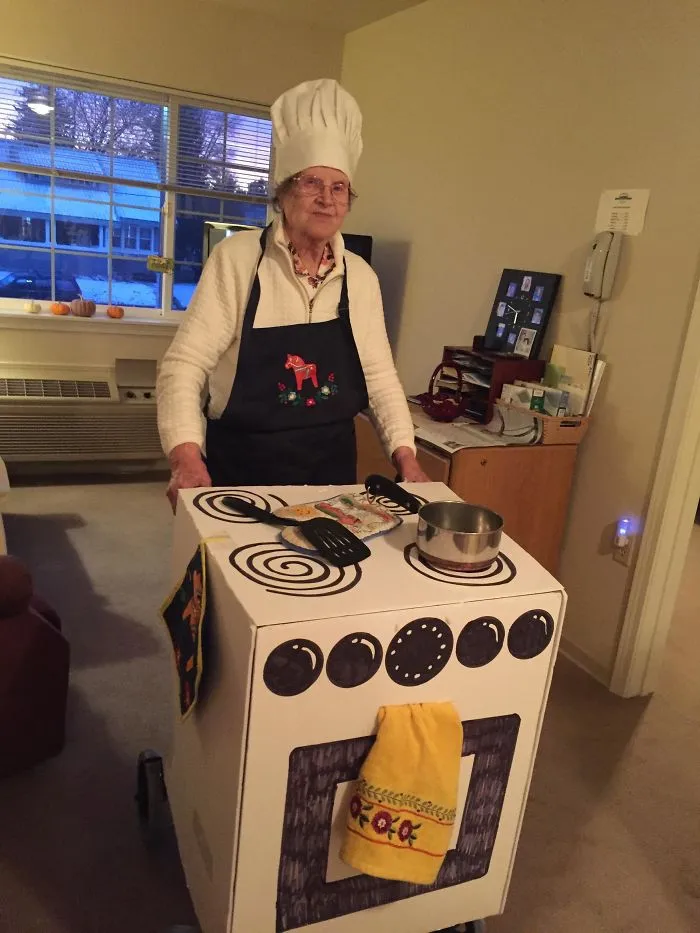 Mi abuela incorporó su andador de forma ingeniosa al disfraz de Halloween