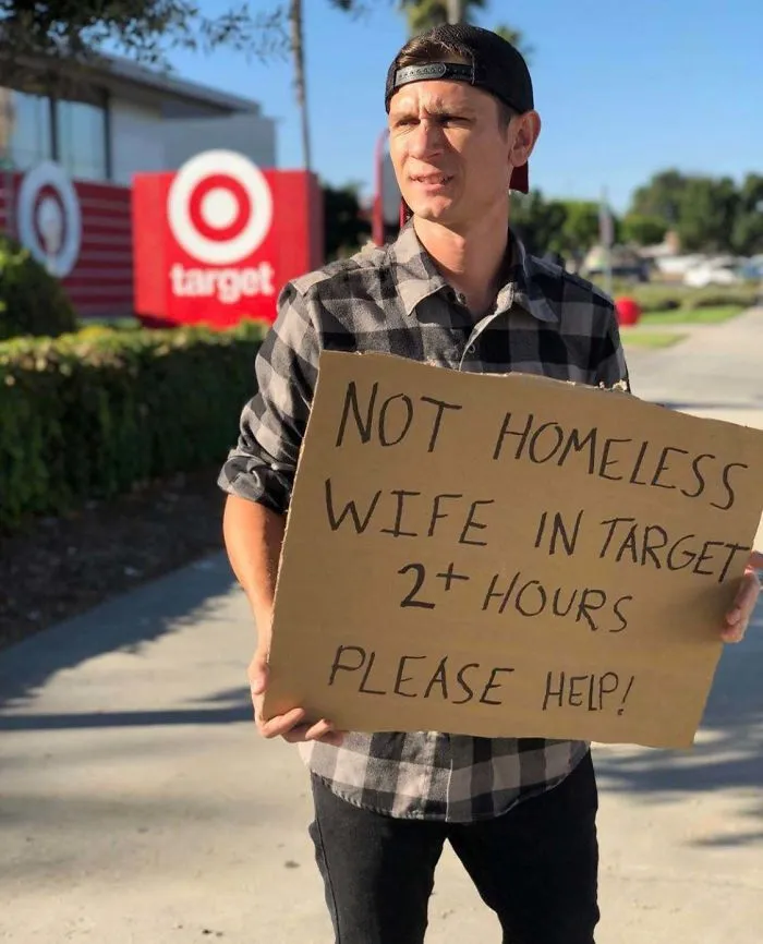No soy un indigente, mi esposa lleva más de 2 horas en Target, ayuda por favor
