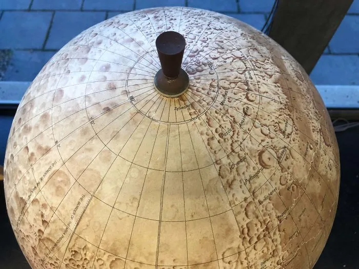 Antiguo globo lunar con la parte oculpa de la Luna aún sin mapear