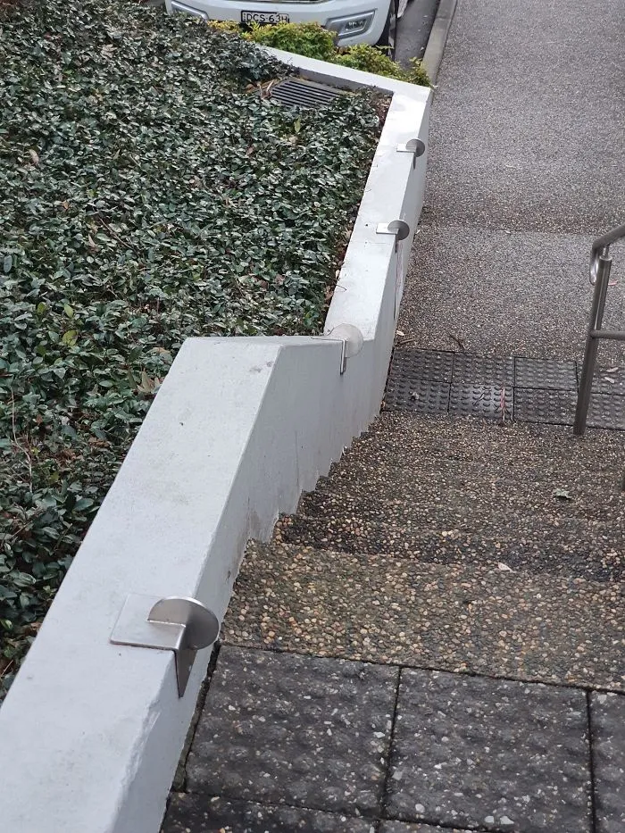 ¿Qué son estos círculos de metal en las escaleras? Me he hecho daño en la rodilla con uno
