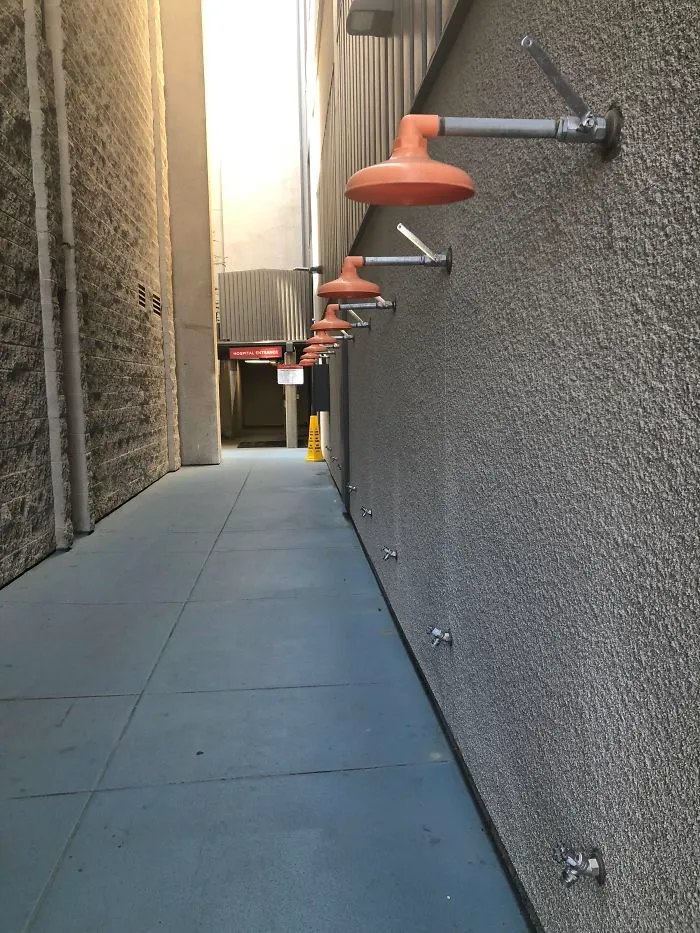¿Qué es esto en el exterior de un hospital?