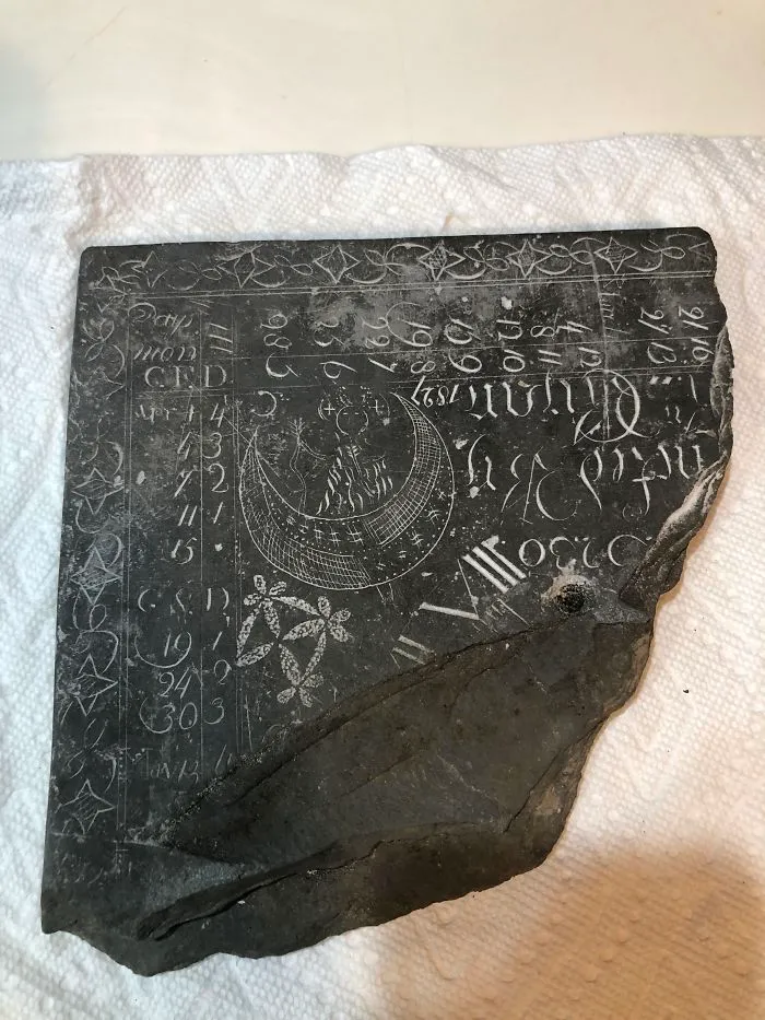 Mis padres encontraron esta pizarra arreglando el patio trasero, con escrituras en ella