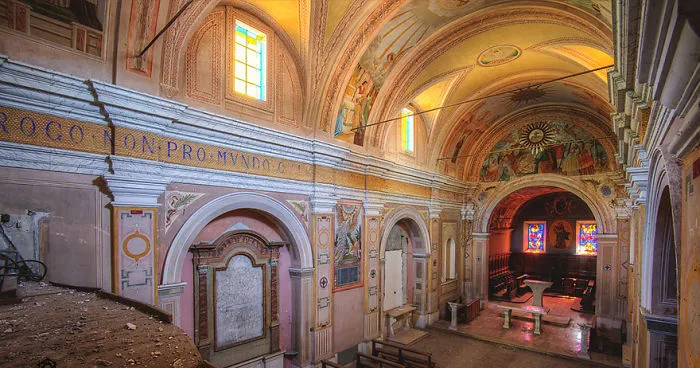 I Found A Well-Preserved Abandoned Monastery In Italy And Captured Its Atmosphere In 27 Photos