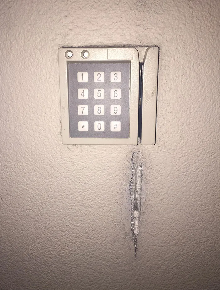 La zona bajo el lector de tarjetas para entrar en el edificio
