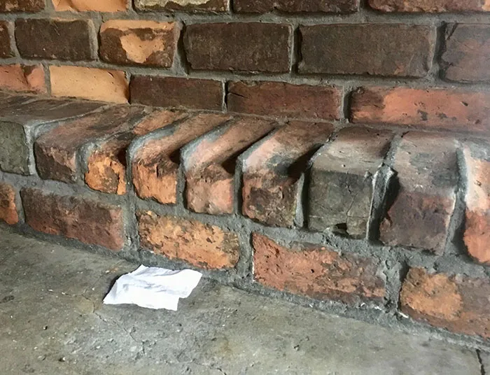 Reposapies en un bar de 300 años, el ladrillo se desgasta más rápido que la argamasa