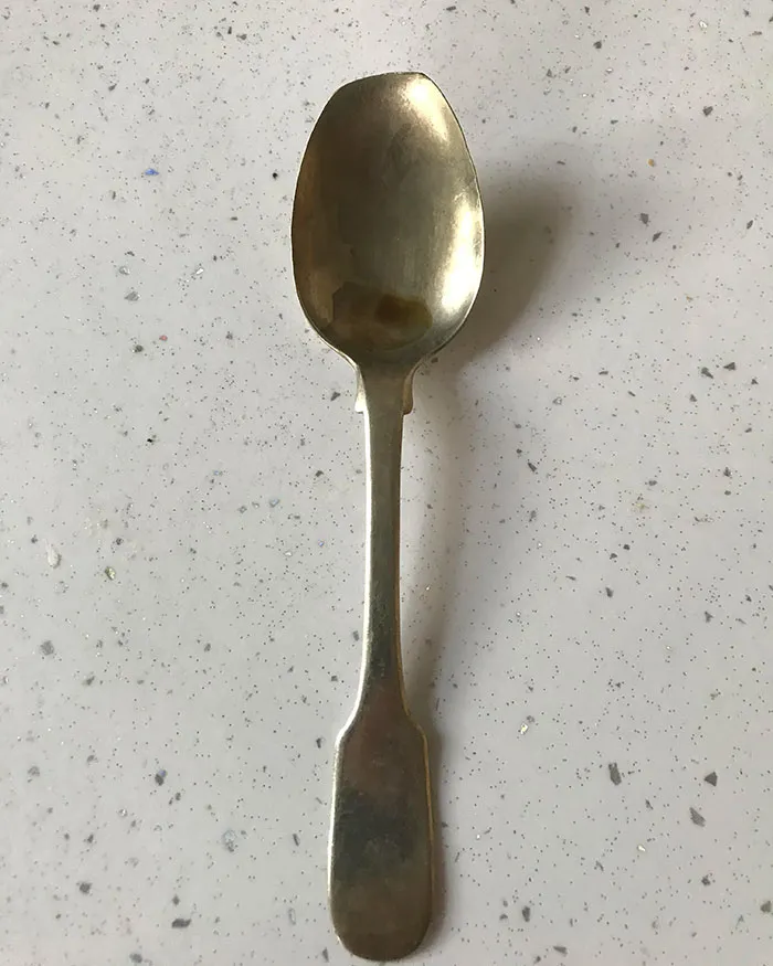 Cucharilla de te de mis suegros, desgastada de rozar el fondo de las tazas