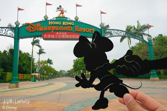 I Travel Around Disneylands Around The World To Hold Up Paper Cut-Outs Of Famous Characters And Scenes (86 Pics)