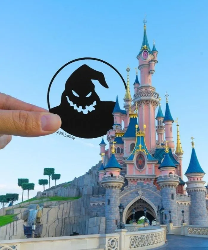 I Travel Around Disneylands Around The World To Hold Up Paper Cut-Outs Of Famous Characters And Scenes (86 Pics)