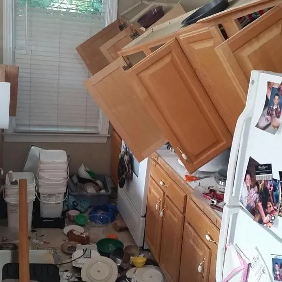 Este hombre encuentra los peores fallos de construcción y los "justifica" con divertidos mensajes (30 fotos)