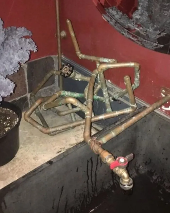 Este hombre encuentra los peores fallos de construcción y los "justifica" con divertidos mensajes (30 fotos)