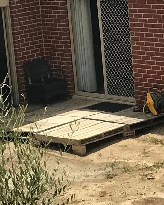 Este hombre encuentra los peores fallos de construcción y los "justifica" con divertidos mensajes (30 fotos)